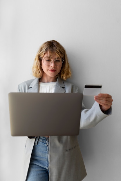 Foto vooraanzicht vrouw online winkelen