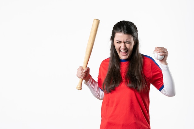 Vooraanzicht vrouwelijke speler met honkbalknuppel