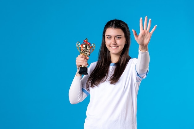 Vooraanzicht vrouwelijke speler met trofee