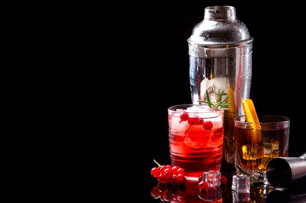 Foto vooraanzicht wodka cranberry en whisky met sinaasappel met kopie-ruimte