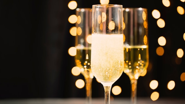 Vooraanzichtglazen met champagne voor nieuwjaarspartij