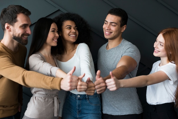 Foto vooraanzichtgroep mensen met omhoog duimen