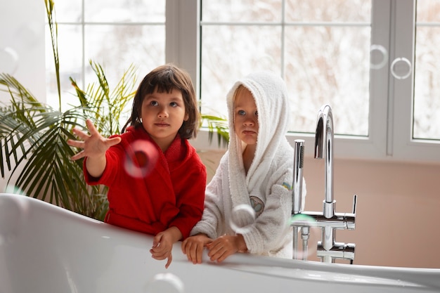 Foto vooraanzichtkinderen die badjassen dragen