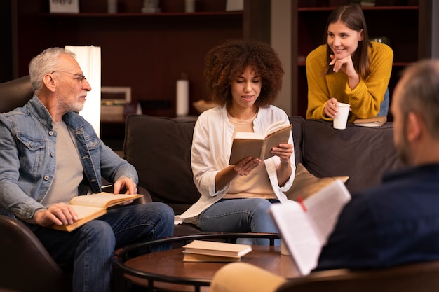 Vooraanzichtmensen die boek bespreken