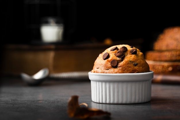 Vooraanzichtmuffin met chocoladeschilfers