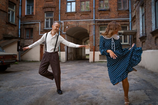 Foto vooraanzichtpaar dat samen buiten danst