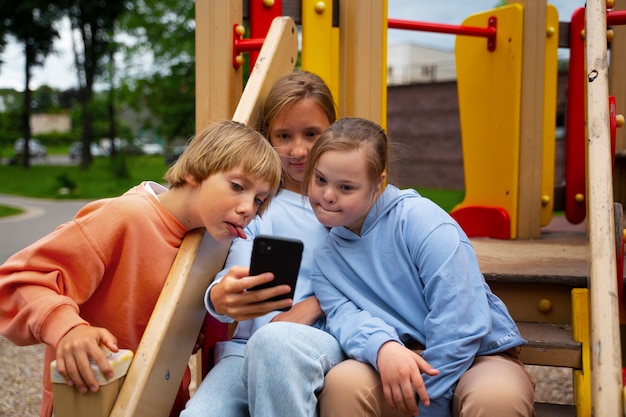 Foto vooraanzichtvrienden die samen selfie nemen