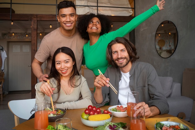 Foto vooraanzichtvrienden die zalmkommen eten