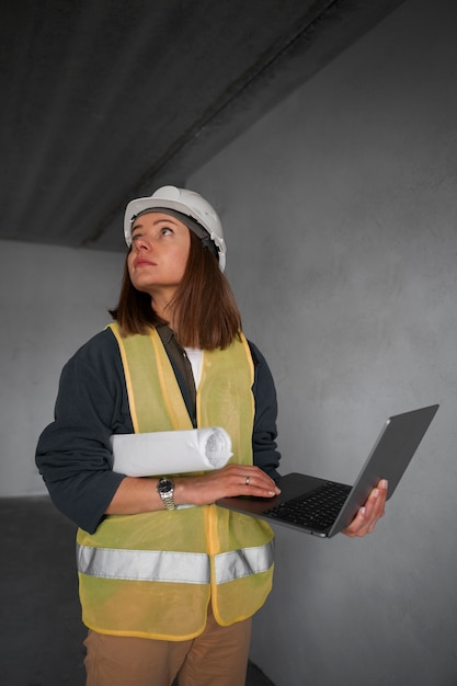 Foto vooraanzichtvrouw die als ingenieur werkt