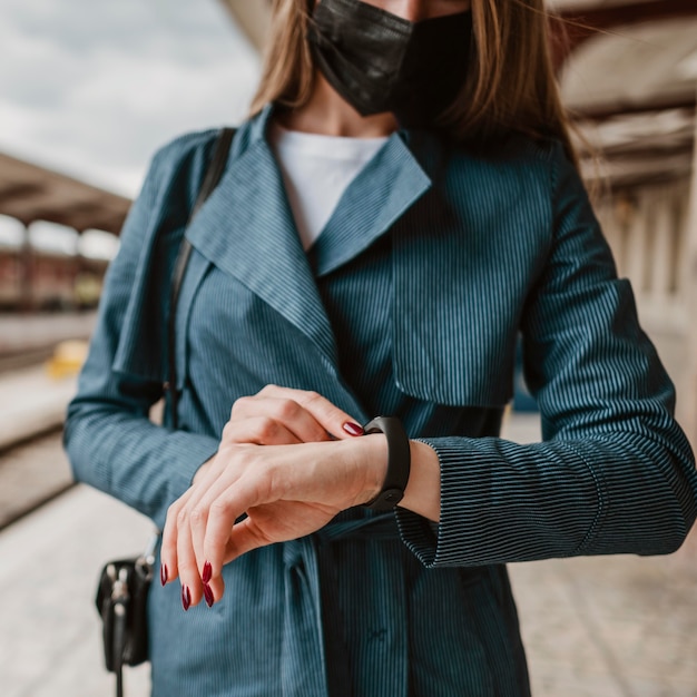 Vooraanzichtvrouw die de tijd controleert