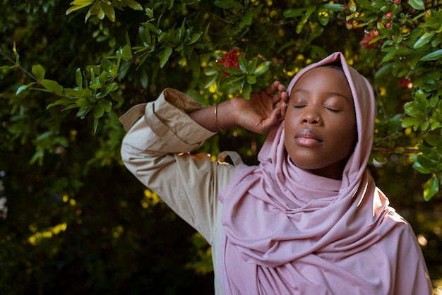 Foto vooraanzichtvrouw die halal in openlucht draagt