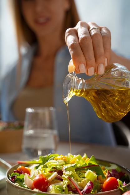 Foto vooraanzichtvrouw die zalmkom eet