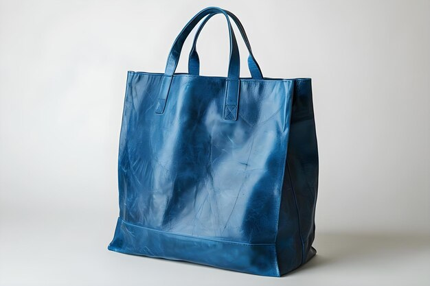 Voorbeeld van een blauwe leren winkeltas voor vrouwen geïsoleerd op een witte achtergrond Concept Fashion Accessories Women39s Handtassen Blauwe leren tas Voor winkeltassen Witte achtergrond