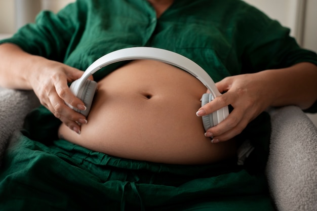 Foto voorbeeld zwangere vrouw die tijd binnen doorbrengt