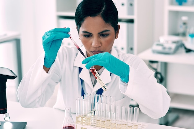 Voorbeeldwetenschap en vrouw met testbuis in het laboratorium voor experimenteel onderzoek of DNA-analyse Vaccinpipette en medicijnpersoon voor farmaceutisch testen ontwikkeling van geneesmiddel of innovatie