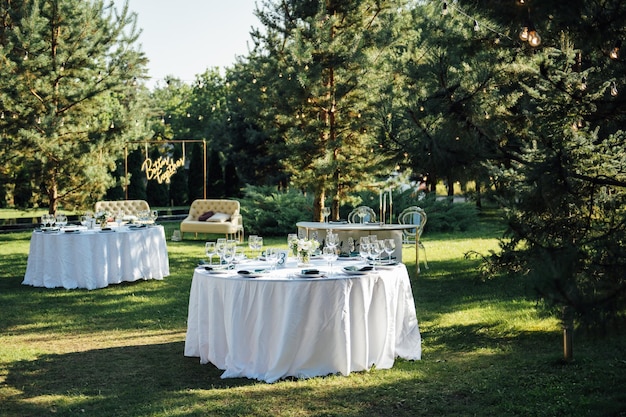 Voorbereiden op een openluchtfeest Gedecoreerde tafels wachten op gasten Decoratiedetails