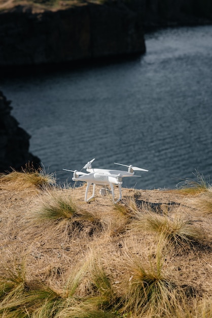 Voorbereiden op testen en met een drone op het strand vliegen. Maatwerk