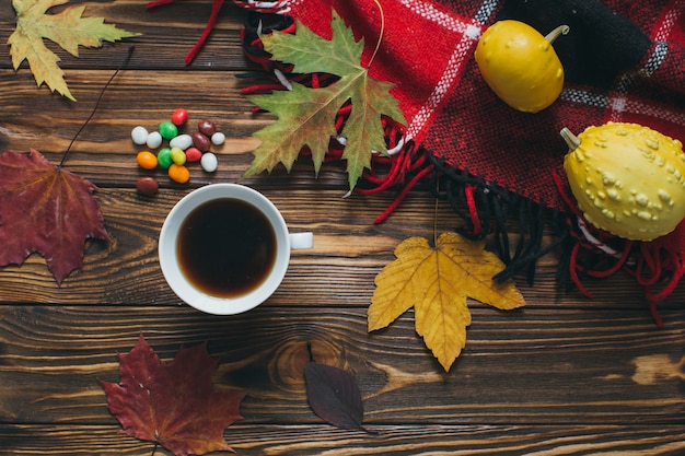 Voorbereiden voor Halloween: Herfst decor, pompoenen, plaid, blad, snoep en koffie.