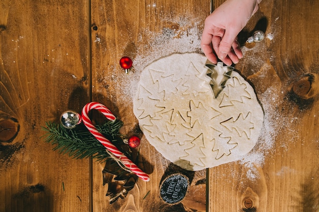 Voorbereidend Kerstmiskoekjes op een houten achtergrond, flatlay, hoogste mening, retro toegepaste filter