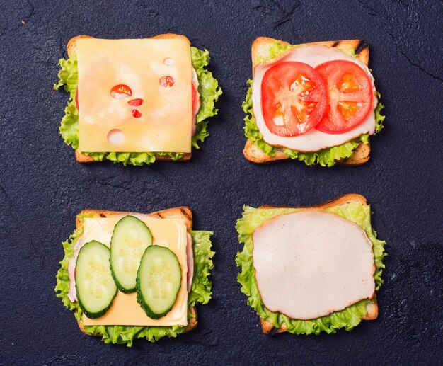 Voorbereiding clubsandwiches op een stenen snijplank