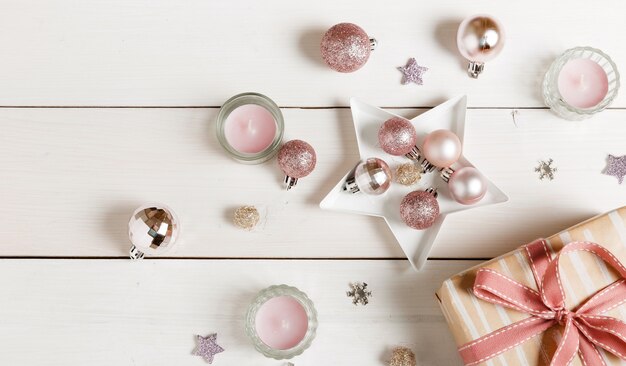 Voorbereiding kerstcadeaus op een witte houten tafel met roze versieringen. Plat leggen, bovenaanzicht, kopieerruimte, banner