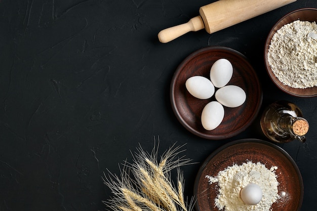 Voorbereiding koken bakken keukentafel bruine gerechten ware verse kruidenier verschillende ingrediënten eieren meel olie spullen bovenaanzicht