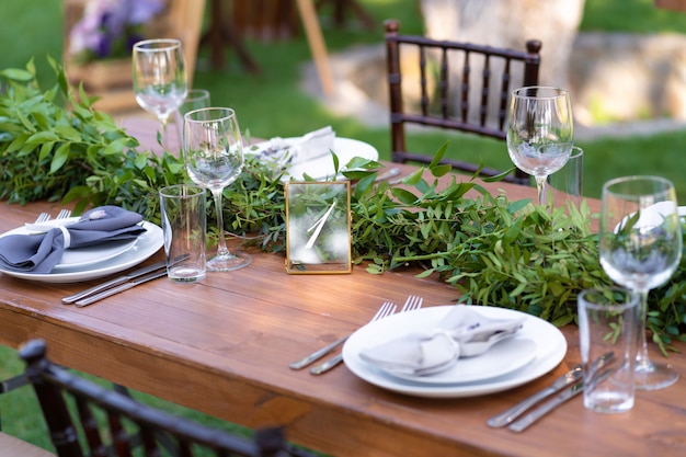 Voorbereiding op een openluchtfeest. Versierd met verse bloemen geserveerd tafels. Tafel nummer. Decoratie details