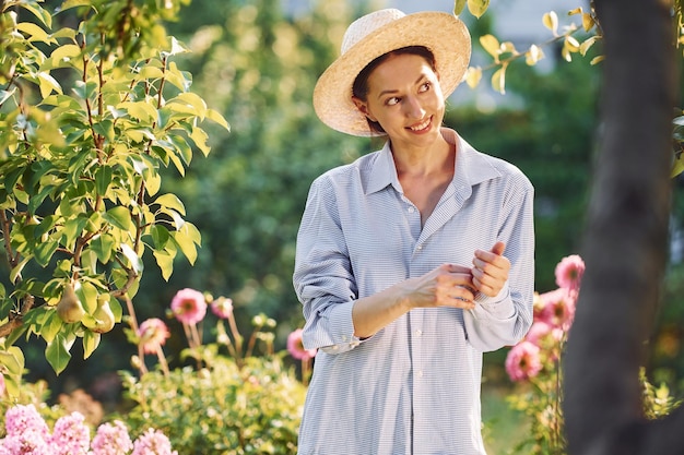 Voorbereiding op een werk jonge vrolijke vrouw is overdag in de tuin