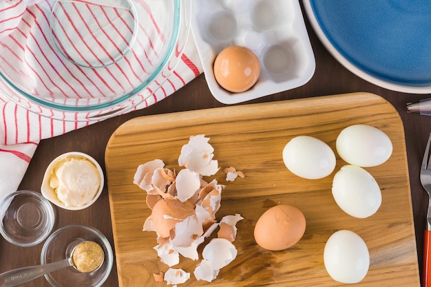 Voorbereiding van deviled eieren met biologische eieren voor voorgerecht. Stap voor stap recept.