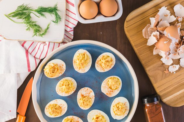 Foto voorbereiding van deviled eieren met biologische eieren voor voorgerecht. stap voor stap recept.