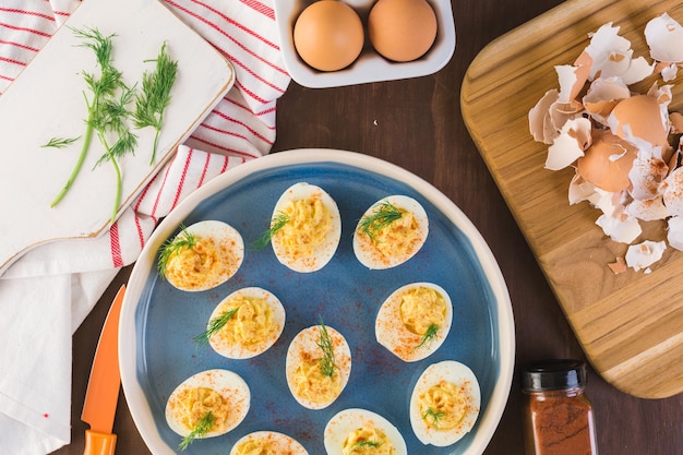 Voorbereiding van deviled eieren met biologische eieren voor voorgerecht. stap voor stap recept.