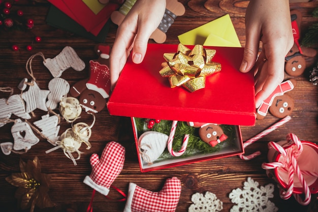 Voorbereiding van een kerstcadeaudoos voor vrienden