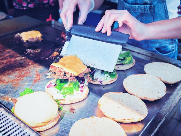Foto voorbereiding van hamburgers in open kitchen food festival in vilnius, litouwen.