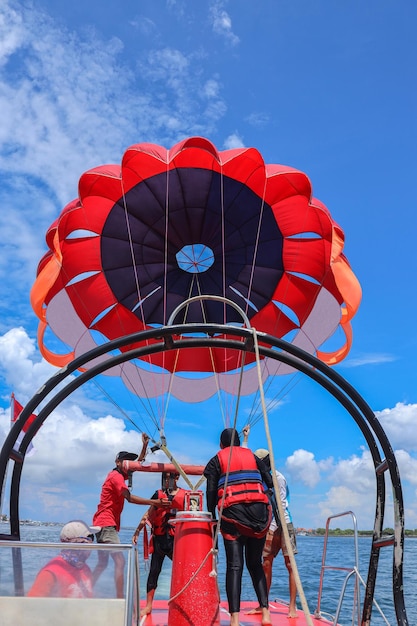 Voorbereiding van parasailing boven de oceaan op tropisch eiland