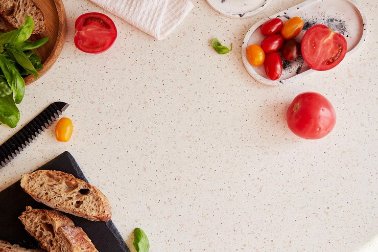 Voorbereiding van traditionele caprese salade met verse rode gele tomaten mozzarella basilicum en brood Rustiek klassiek voorgerecht Kopieer ruimte Bovenaanzicht eten