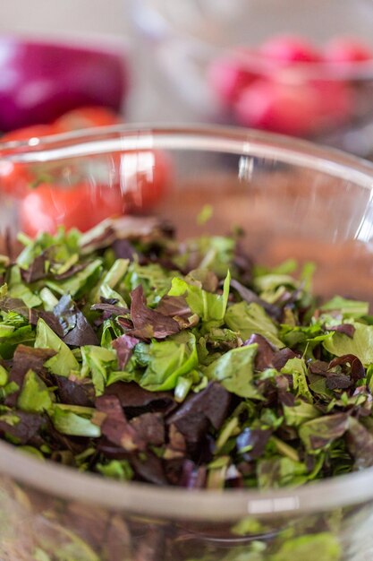 Voorbereiding van verse salade met biologische groenten.