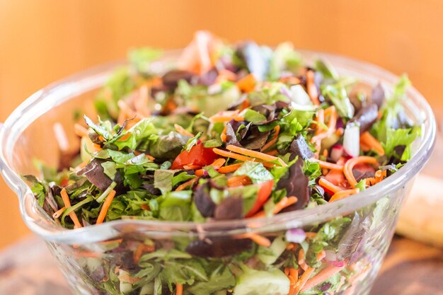 Voorbereiding van verse salade met biologische groenten.