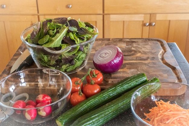 Voorbereiding van verse salade met biologische groenten.