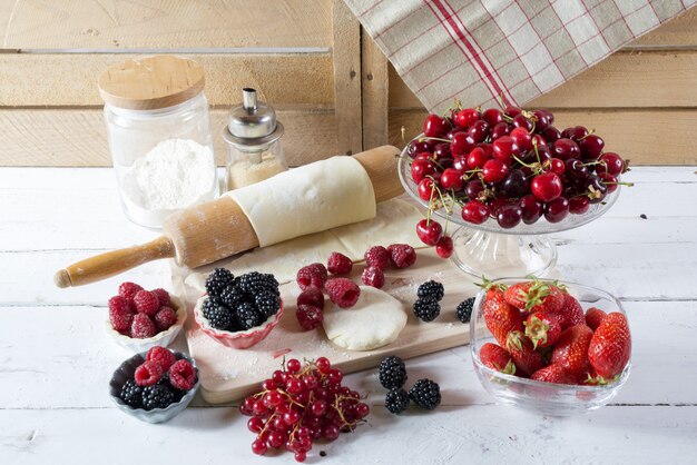 Voorbereiding voor cake met bessen