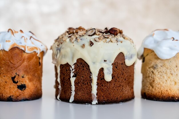 Voorbereiding voor de christelijke feestdag Close-up van een handgemaakte paascake met witte chocolade op een lichte achtergrond