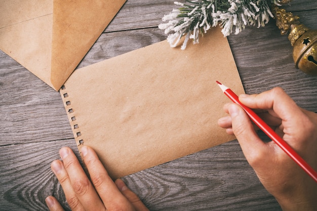 Voorbereiding voor de kerstboodschap aan de vooravond van de vakantie