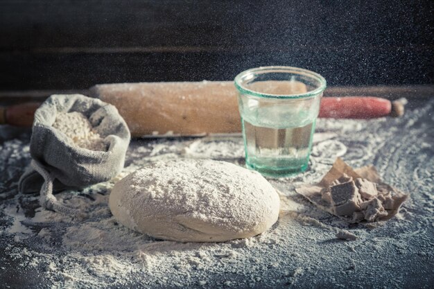 Voorbereiding voor het bakken van heerlijk en traditioneel deeg voor pizza