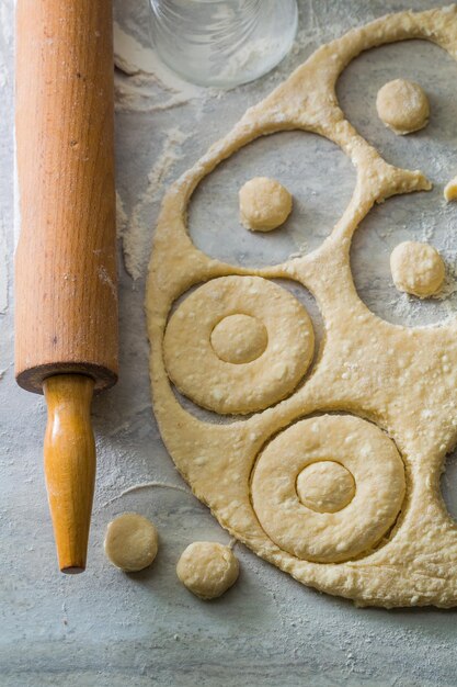 Voorbereiding voor het bakken van zelfgemaakte en zoete donuts