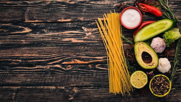 Voorbereiding voor het bereiden van pasta op een houten tafel Bovenaanzicht Vrije ruimte voor uw tekst