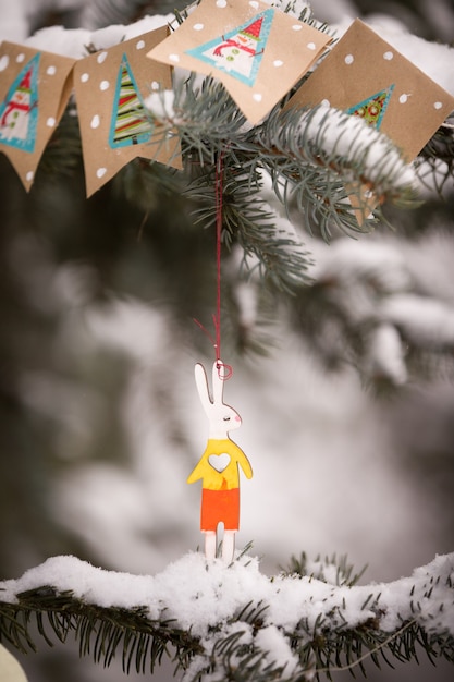 Voorbereiding voor het decoreren van groenblijvende bomen met kerstdecor