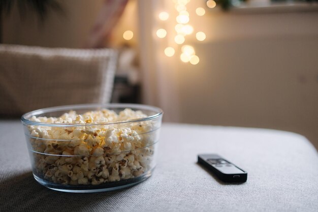 Voorbereiding voor het kijken naar film thuis close-up van popcorn op de bank