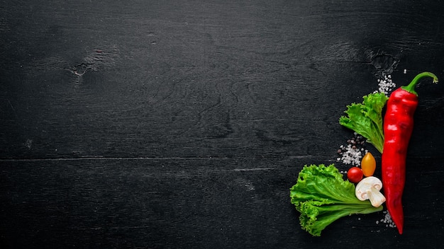 Voorbereiding voor het koken op een houten achtergrond Bovenaanzicht Vrije ruimte voor tekst