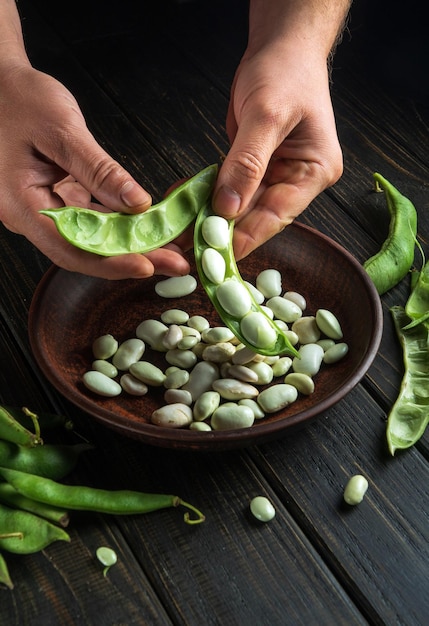 Voorbereiding voor het koken van vegetarisch eten op de keukentafel