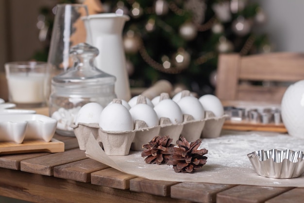 Voorbereiding voor het nieuwe jaar bakken ingrediënten op de tafel eieren suiker