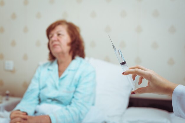 Voorbereiding voor injectie aan een vrouw, medische behandeling.